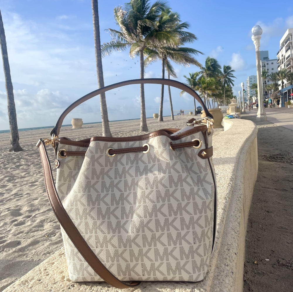 $358 New Michael Kors MAEVE LG BCKT MSGR Handbag MK Vanilla Purse Bag ( NWT ) - Picture 7 of 9